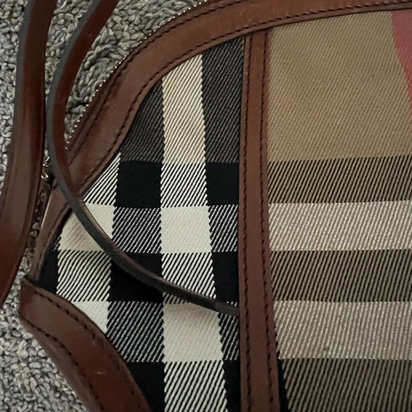 Burberry
Orchard Crossbody Bag House Check Canvas and Leather. - Picture 8 of 10